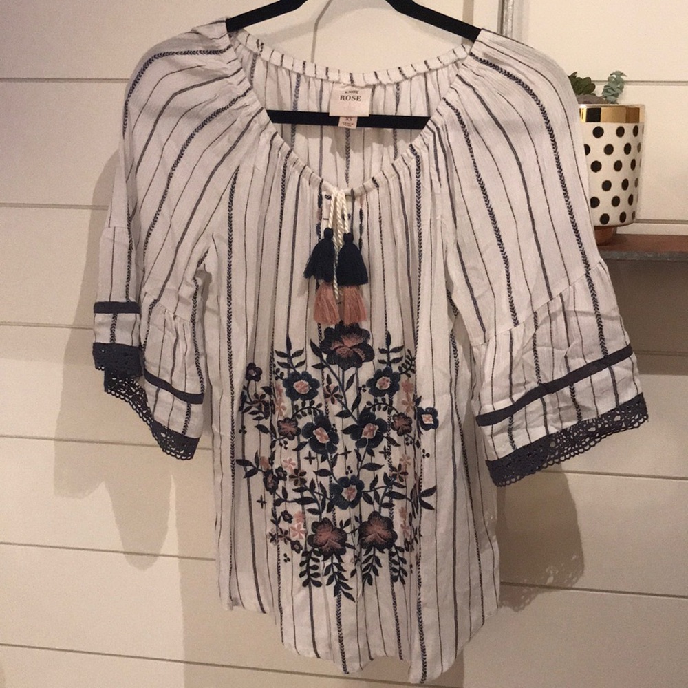 Cute! Embroidered slightly off shoulder Top - XS